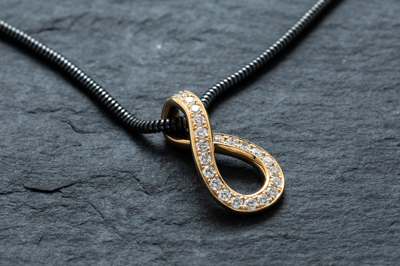 Evighetsåtta i 18k rödguld med diamanter 