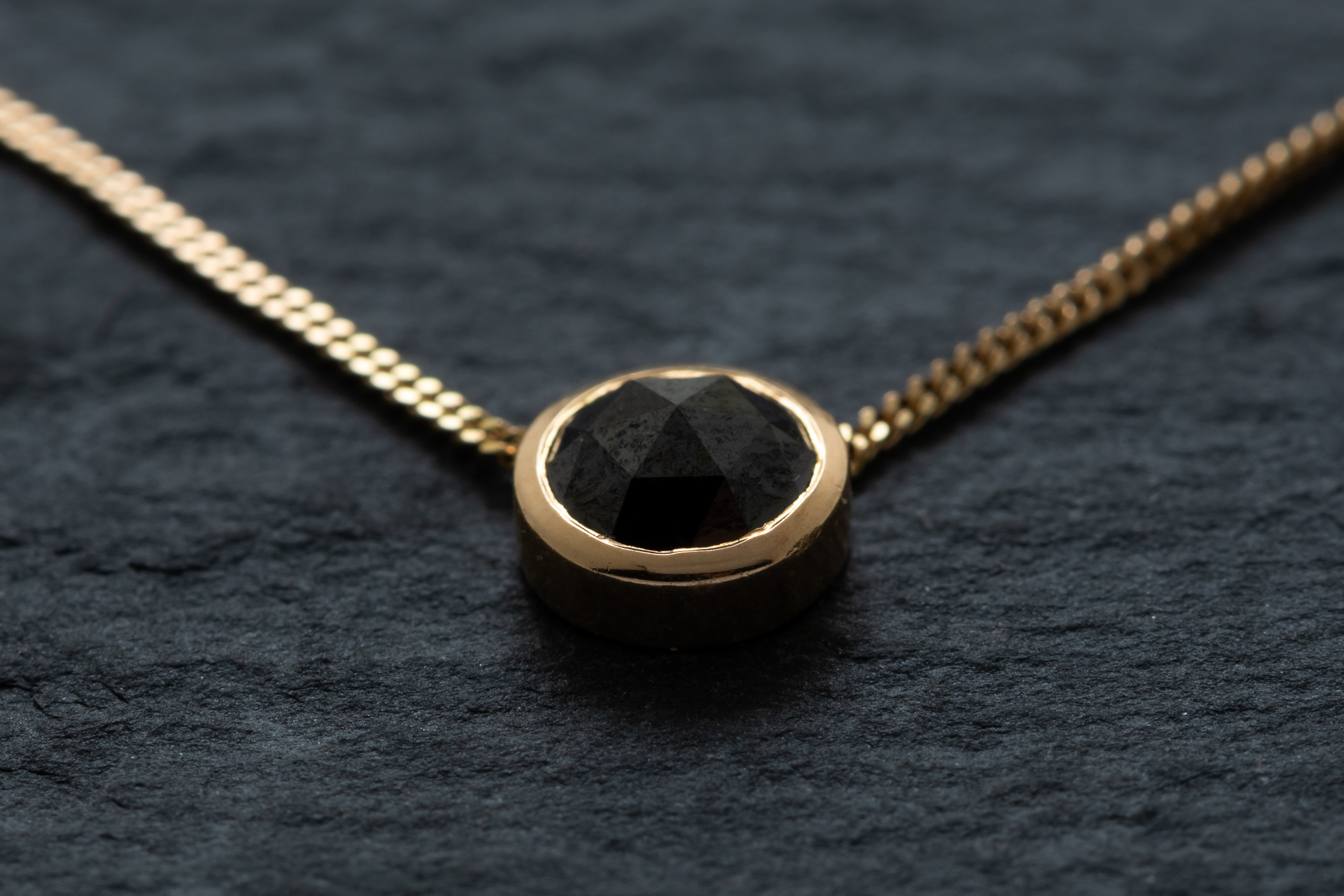 Hängsmycke i 18k rödguld med rosenslipad svart diamant